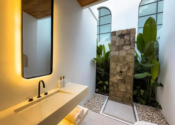 Casa Petak 8 - Tropical Haven Stylish 3br With Pool In Pererenan