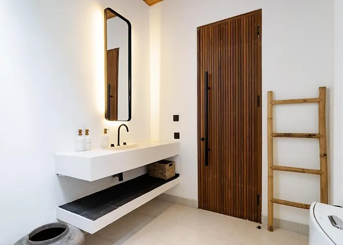 Casa Petak 8 - Tropical Haven Stylish 3br With Pool In Pererenan Villa *