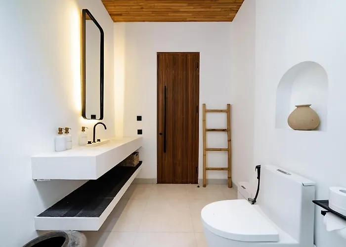 ヴィラ Casa Petak 8 - Tropical Haven Stylish 3br With Pool In Pererenan チャングー